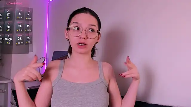 miabellee  online show from May 1, 9:42 pm