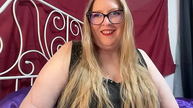 Snapshot of MissCharlotteXx chatting on April 10, 1:51 pm MissCharlotteXx online show from April 10, 1:51 pm