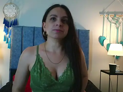 Snapshot of NatalyGuzman26 chatting on February 14, 12:44 am NatalyGuzman26 online show from February 14, 12:44 am