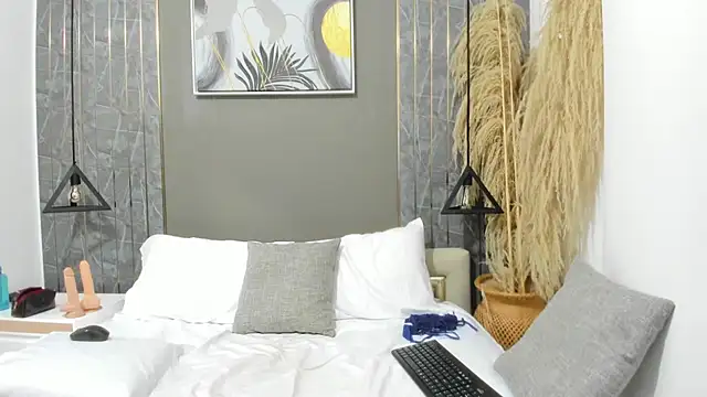 emma evanss   online show from February 7, 11:18 am