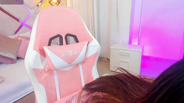 Snapshot of karlaa_megan chatting on February 7, 9:56 pm karlaa megan online show from February 7, 9:56 pm