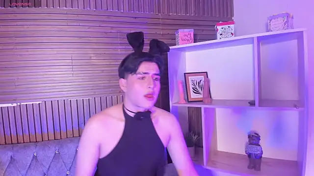 noahWolff  online show from February 11, 4:56 am