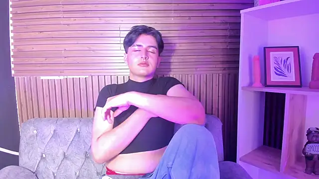 noahWolff  online show from February 12, 5:18 am