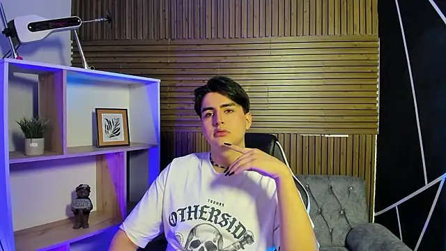 noahWolff  online show from February 26, 5:40 am