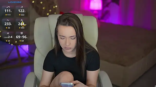 OliviaMoore  online show from March 12, 1:48 pm