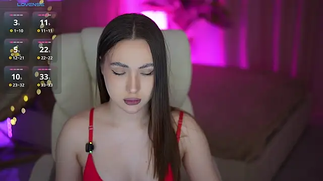 OliviaMoore  online show from April 23, 5:47 am