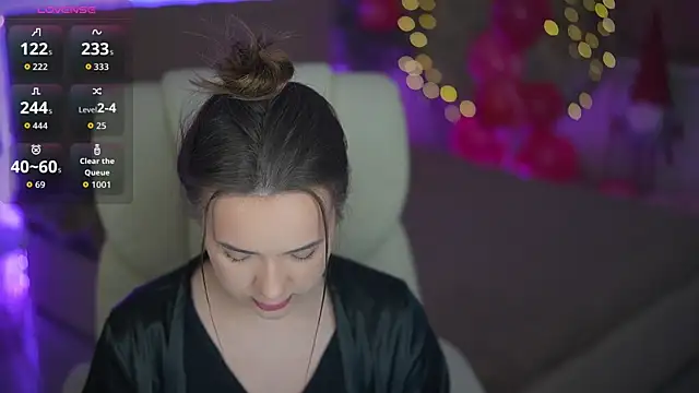 Snapshot of OliviaMoore_ chatting on February 17, 6:44 am OliviaMoore online show from February 17, 6:44 am