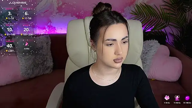 OliviaMoore  online show from March 5, 7:05 am