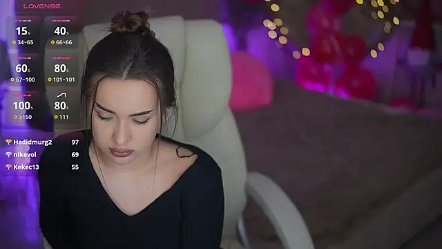 Snapshot of OliviaMoore_ chatting on February 17, 6:49 pm OliviaMoore online show from February 17, 6:49 pm