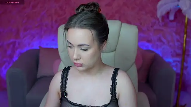 OliviaMoore  online show from May 8, 5:44 am