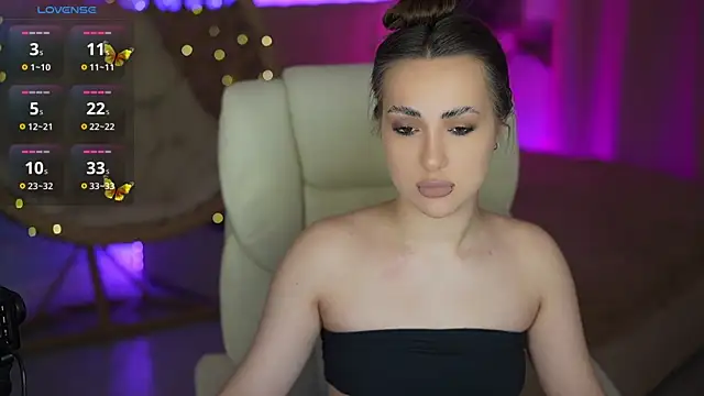 OliviaMoore  online show from March 11, 2:33 pm