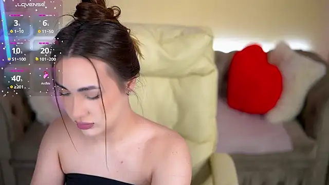 Snapshot of OliviaMoore_ chatting on February 26, 1:44 pm OliviaMoore online show from February 26, 1:44 pm