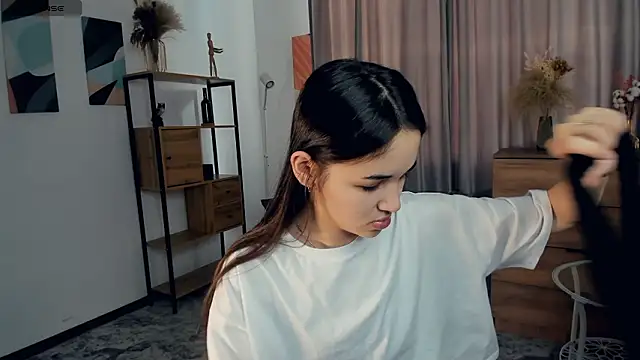 AvantgardAlone online show from February 8, 9:40 am