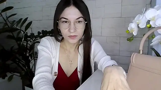 Snapshot of JuliaLovely chatting on February 13, 2:39 pm JuliaLovely online show from February 13, 2:39 pm