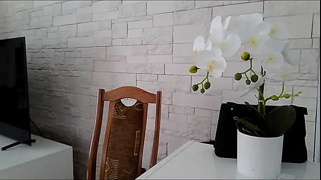 JuliaLovely online show from June 14, 2:07 pm