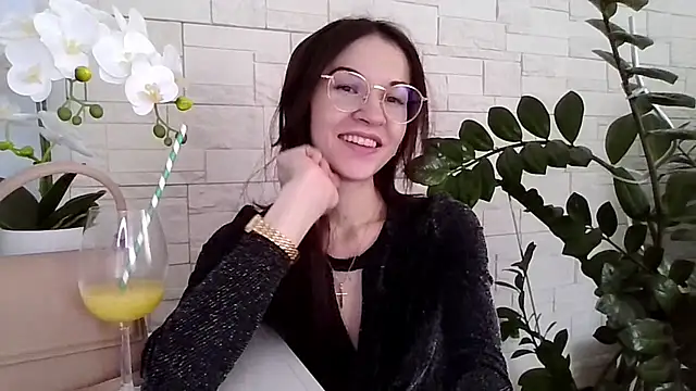 Snapshot of JuliaLovely chatting on February 19, 2:47 pm JuliaLovely online show from February 19, 2:47 pm
