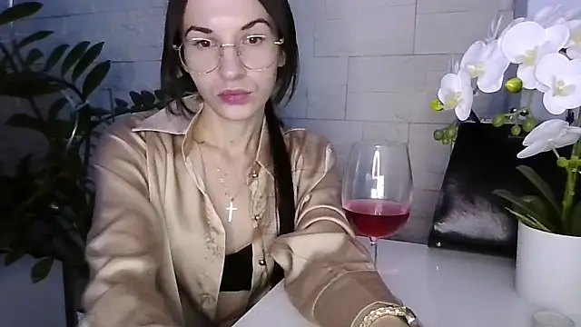 Snapshot of JuliaLovely chatting on February 8, 3:32 pm JuliaLovely online show from February 8, 3:32 pm