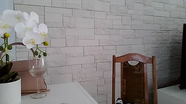 JuliaLovely online show from July 15, 2:24 pm