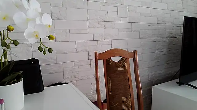 JuliaLovely online show from June 9, 2:18 pm