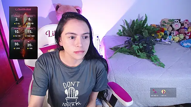 Snapshot of lika_little0 chatting on February 7, 1:02 am lika little0 online show from February 7, 1:02 am