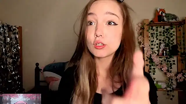 HoneyComfy online show from May 11, 2:07 pm