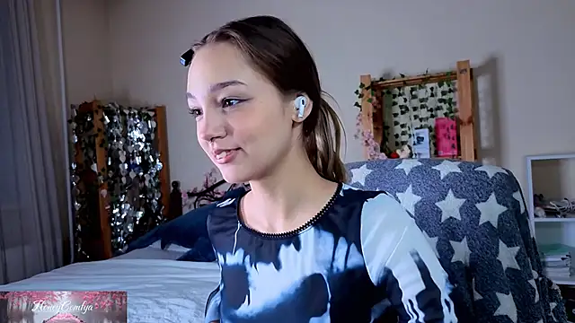 HoneyComfy online show from April 25, 2:14 pm