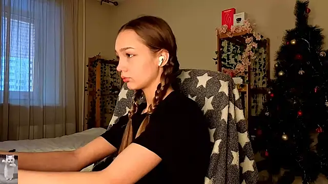 HoneyComfy online show from February 11, 11:10 am