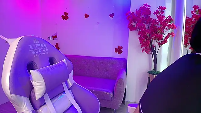 Maddie T18 online show from February 25, 11:10 am