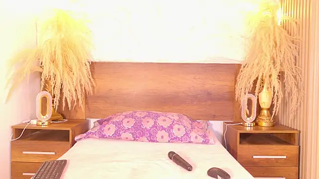 mollyjackson  online show from April 19, 1:01 pm