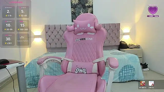 thaliaa smith1 online show from April 14, 8:36 pm