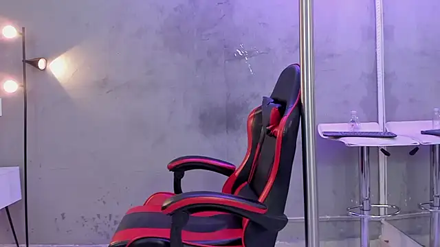 Snapshot of naomi__blair chatting on February 25, 3:29 am naomi blair online show from February 25, 3:29 am