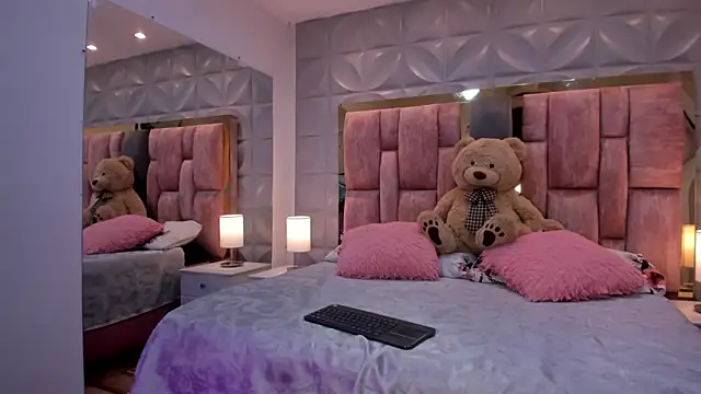 Paris Velvet online show from March 3, 11:01 pm