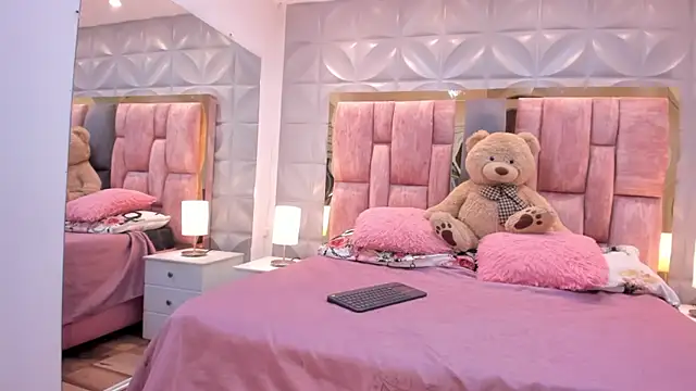 Paris Velvet online show from April 6, 11:39 pm