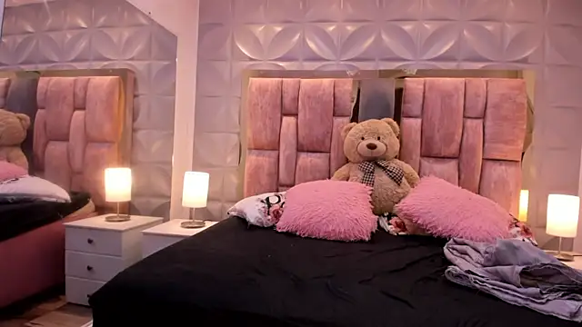 Paris Velvet online show from April 18, 10:54 pm