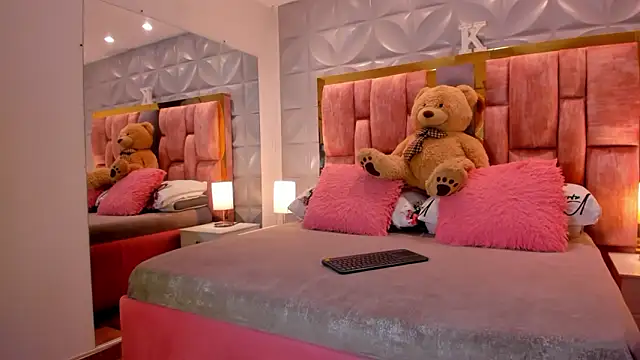 Paris Velvet online show from February 3, 10:04 pm