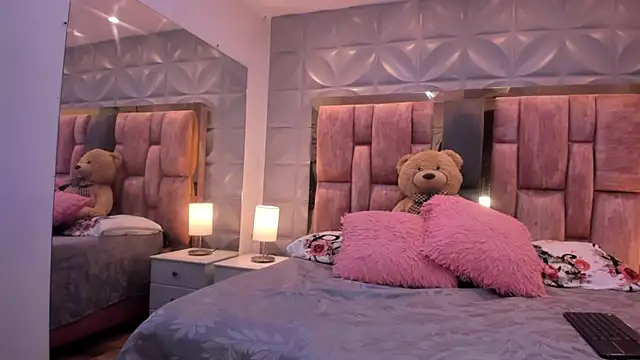 Paris Velvet online show from April 13, 11:31 pm