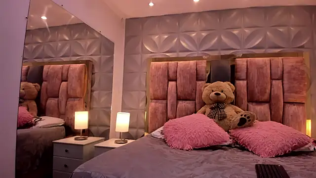 Paris Velvet online show from April 14, 11:10 pm