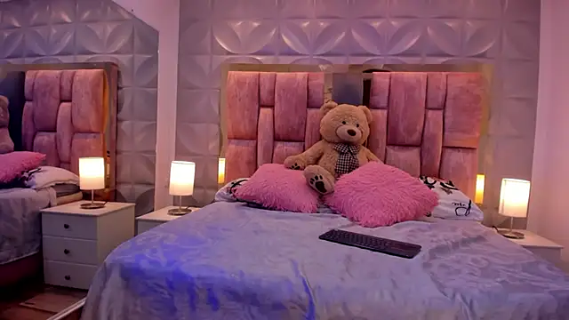 Paris Velvet online show from March 28, 10:33 pm