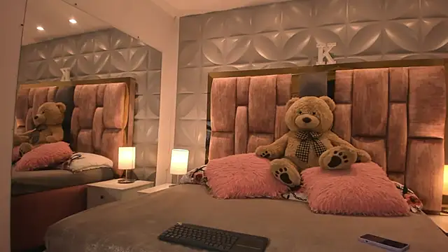 Paris Velvet online show from February 6, 10:50 pm