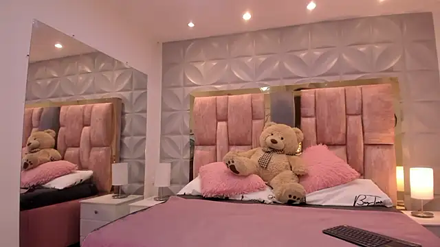 Paris Velvet online show from March 19, 10:32 pm