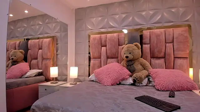 Paris Velvet online show from April 7, 11:50 pm