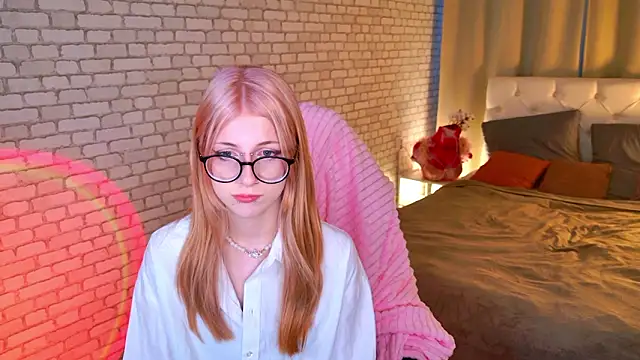 Snapshot of alicedews chatting on February 11, 1:55 pm alicedews online show from February 11, 1:55 pm