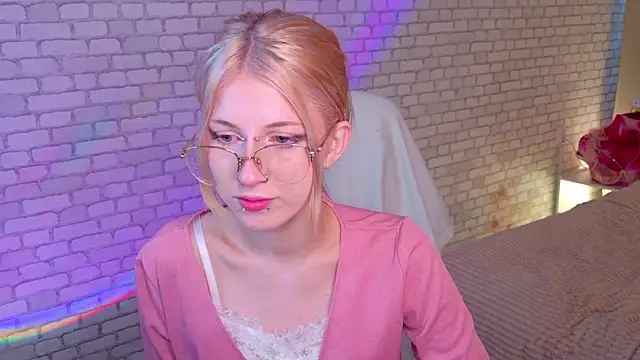 Snapshot of alicedews chatting on February 22, 1:35 pm alicedews online show from February 22, 1:35 pm