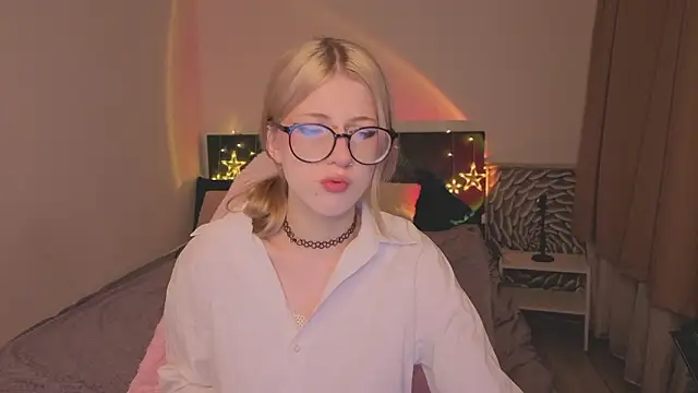 Snapshot of alicedews chatting on February 8, 9:34 pm alicedews online show from February 8, 9:34 pm