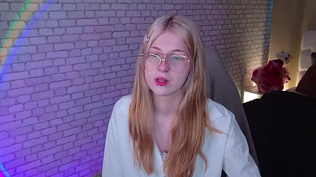 Snapshot of alicedews chatting on February 26, 1:44 pm alicedews online show from February 26, 1:44 pm