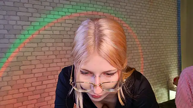 Snapshot of alicedews chatting on February 17, 2:14 pm alicedews online show from February 17, 2:14 pm