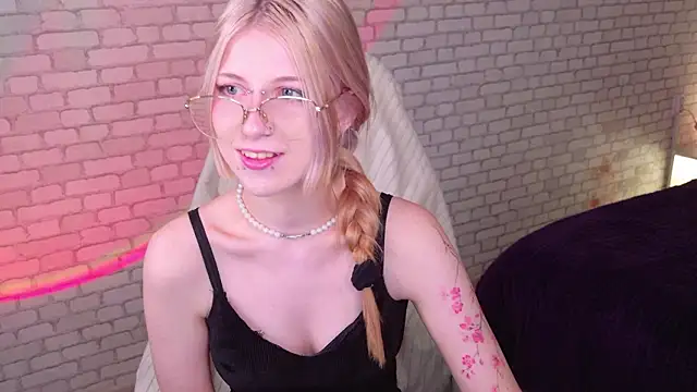 Snapshot of alicedews chatting on March 3, 2:13 pm alicedews online show from March 3, 2:13 pm