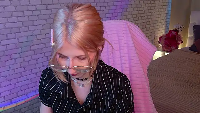 Snapshot of alicedews chatting on February 21, 1:35 pm alicedews online show from February 21, 1:35 pm