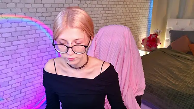 Snapshot of alicedews chatting on February 15, 1:21 pm alicedews online show from February 15, 1:21 pm