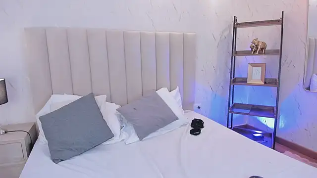 Snapshot of ViolettaRousee_ chatting on February 11, 9:58 pm ViolettaRousee online show from February 11, 9:58 pm